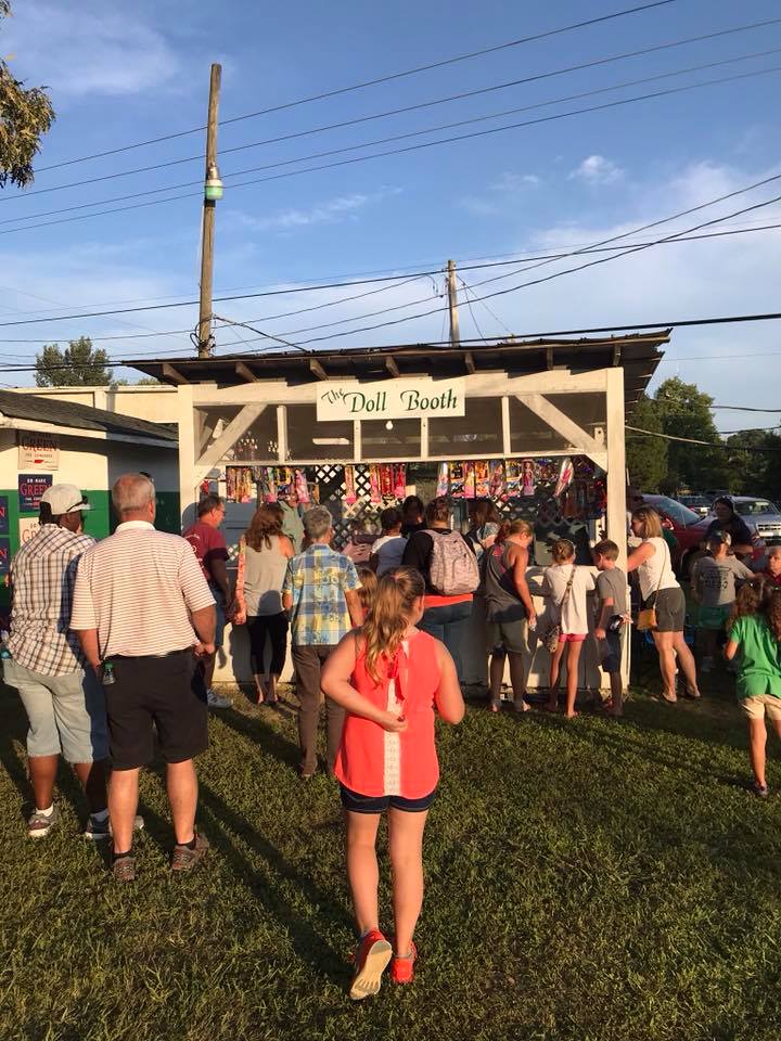 family friendly game booths and food at irish picnic tn